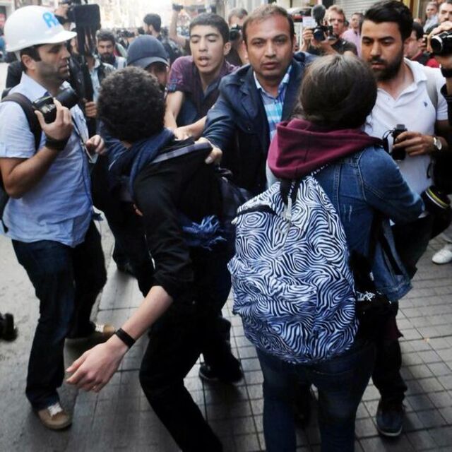 Taksim'de 2 çocuğa gözaltı girişimi!