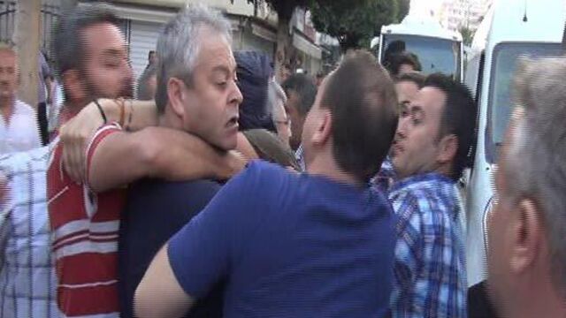 Polis CHP'li vekilin boğazına sarıldı!