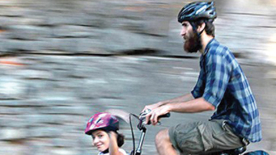 Kıymetli kızınız bu tuhaf görünüşlü adamlara emanet