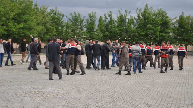 MHP ve CHP'liler arasında taşlı ve sopalı kavga
