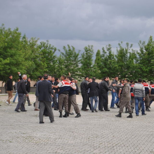 MHP ve CHP'liler arasında taşlı ve sopalı kavga
