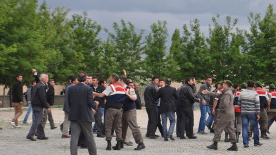 MHP ve CHP'liler arasında taşlı ve sopalı kavga