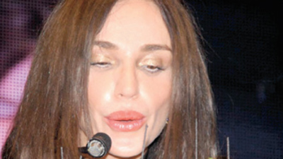 Yeni yaşını sahnede kutladı