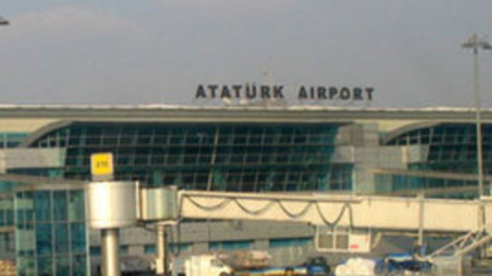 Atatürk Havalimanı'nda alkollü yolcu kovalamacası!
