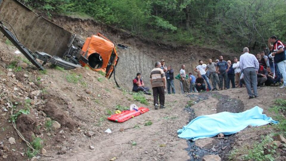 Tokat'ta vinç devrildi