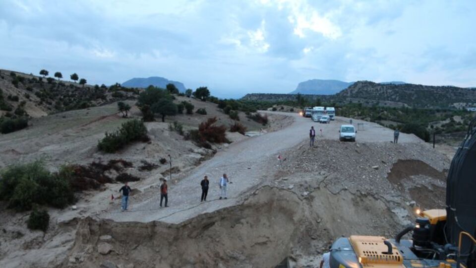 Mut-Ermenek karayolu çöktü!