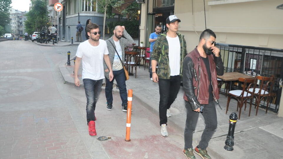 Erkek erkeğe kutladılar