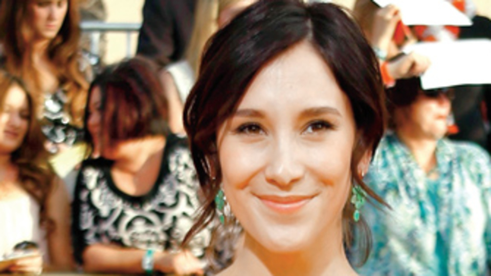 Bir tek Sezen'i dinliyor