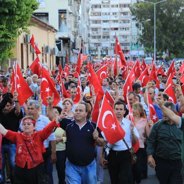 Birçok ilde 'bayrağa saygı' yürüyüşü başladı