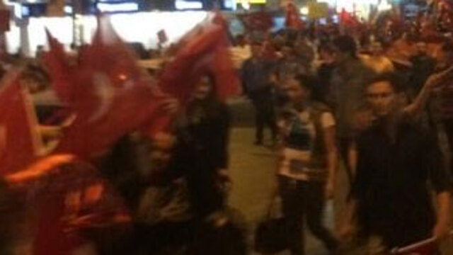 İstanbul'da 'bayrak indirme' tepkisi