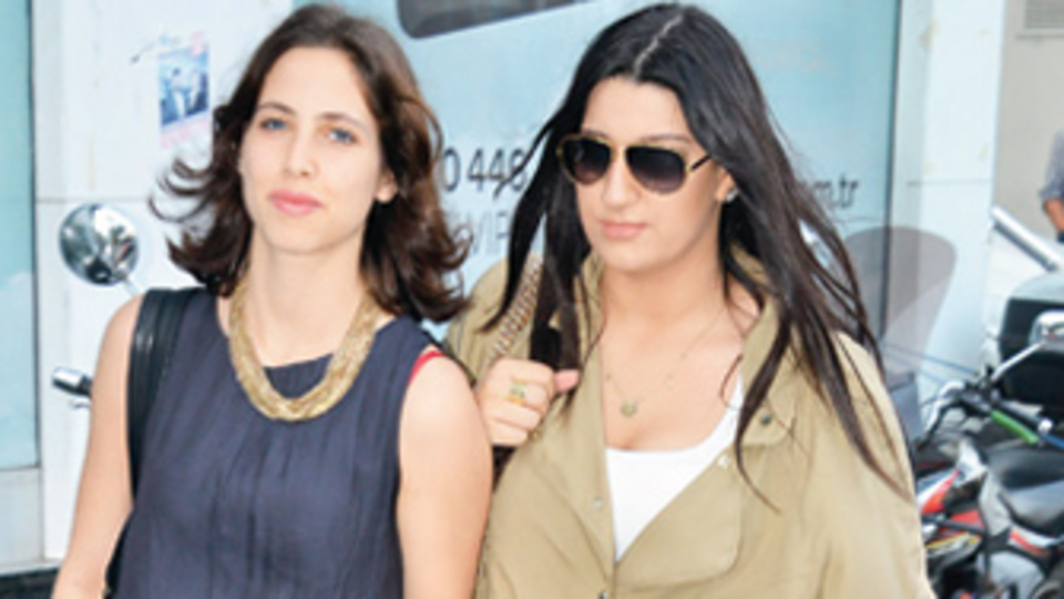 Kırık telefon kullanıyor