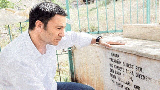 Babasının mezarında gözyaşı döktü