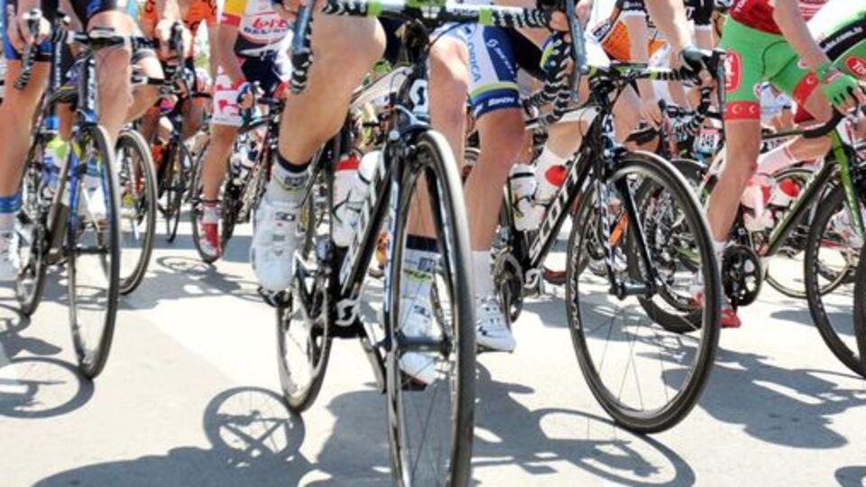 "Mutluluk iki bacak arasında" sloganı kriz çıkardı