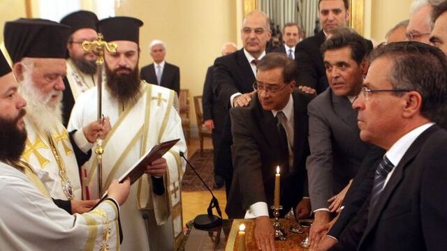 Kardak'a bayrak diken gazeteci bakan oldu