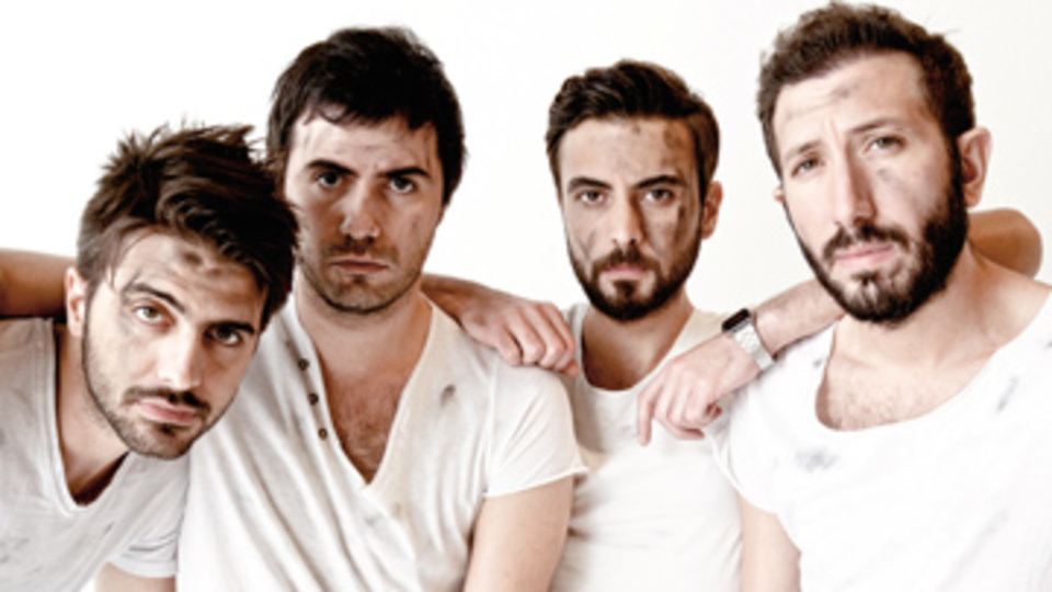 'Şarkı yazmak donla gezmek gibi'