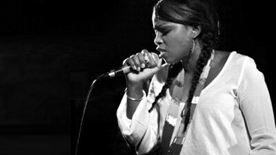 Şarkı söylerken ameliyat edildi