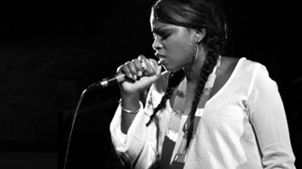 Şarkı söylerken ameliyat edildi