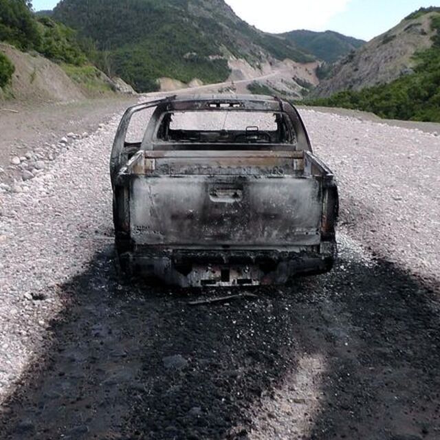 Tunceli'de yol kesen silahlı grup araç yaktı