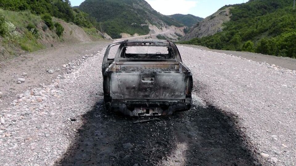 Tunceli'de yol kesen silahlı grup araç yaktı