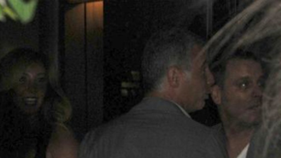 Sarışın güzeli içeride bıraktı