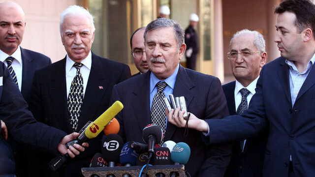 Eski Başbakan Yıldırım Akbulut hastaneye kaldırıldı