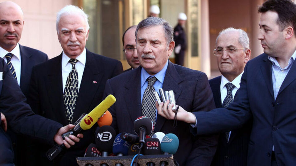 Eski Başbakan Yıldırım Akbulut hastaneye kaldırıldı