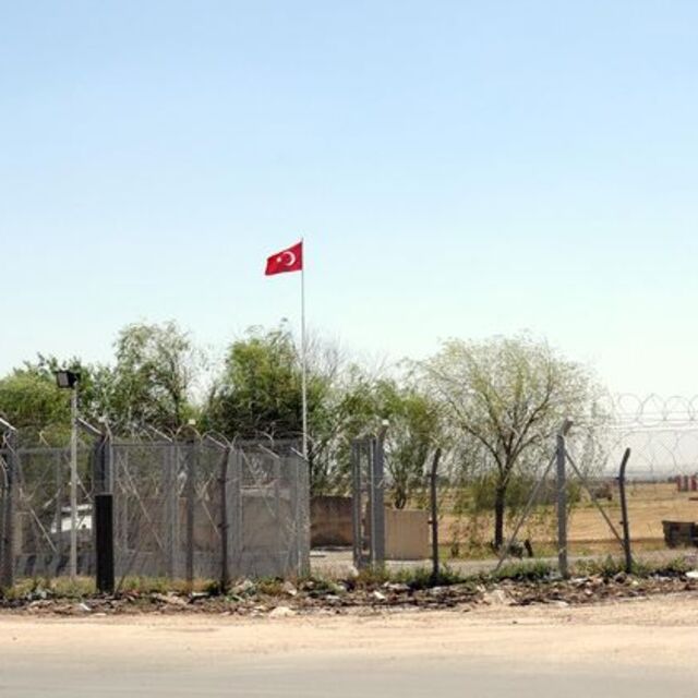 Bayrak direği 25 metre geriye alındı
