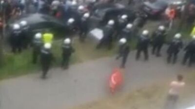 Polis Türk bayrağını yere atınca...