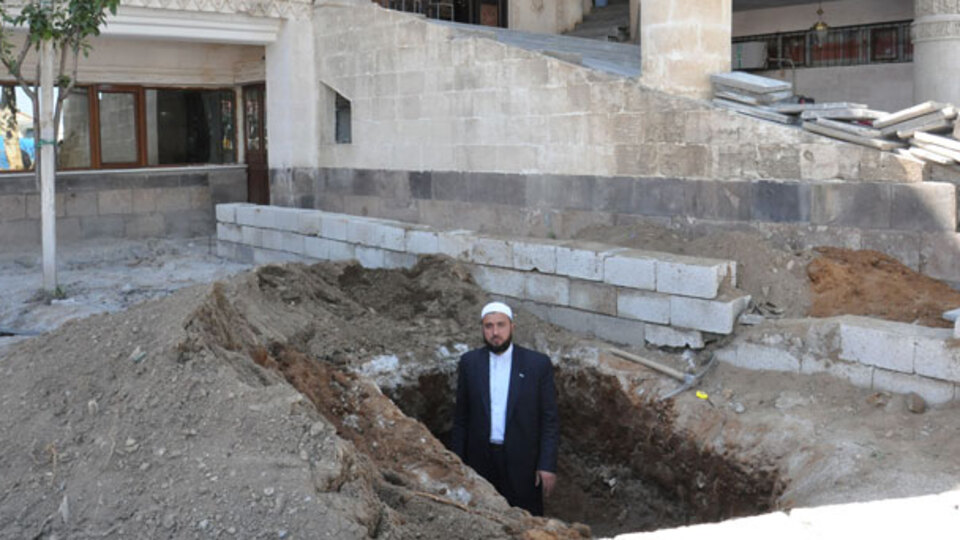 İmam, cami avlusuna mezarını kazdı