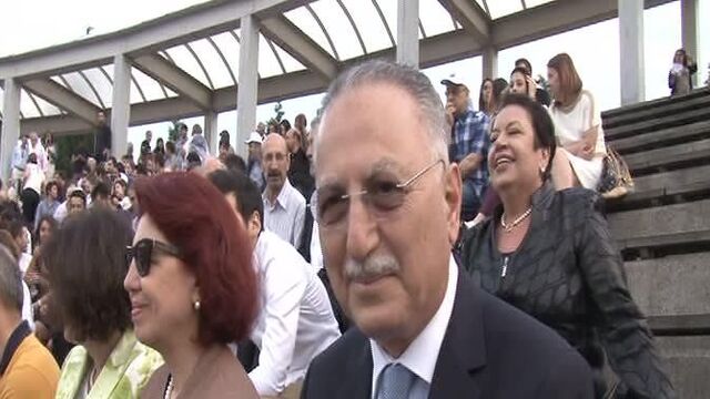 İhsanoğlu mezuniyet töreninde ilgi odağı oldu
