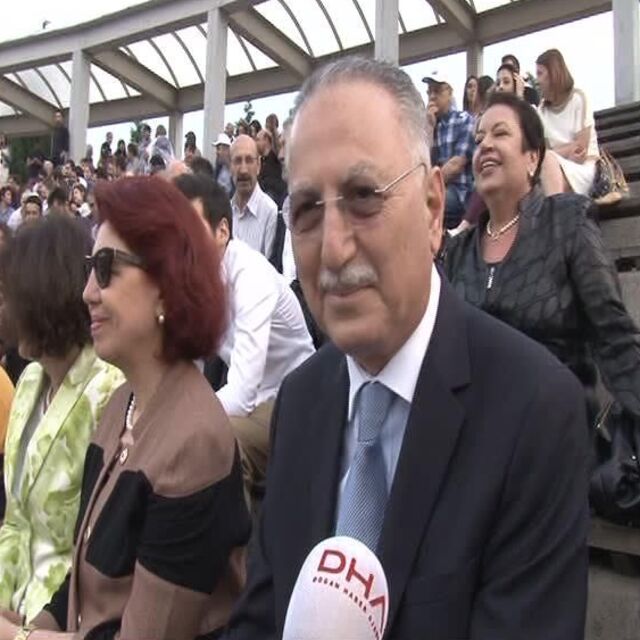 İhsanoğlu mezuniyet töreninde ilgi odağı oldu