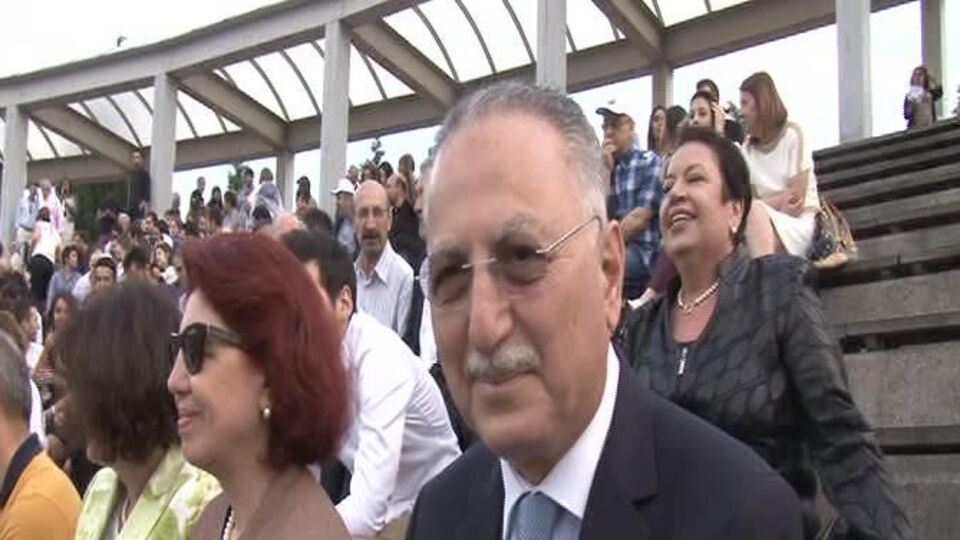 İhsanoğlu mezuniyet töreninde ilgi odağı oldu