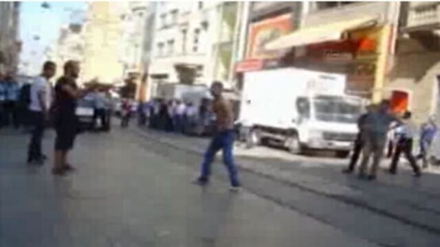 Taksim'de bıçaklı saldırgan dehşeti!