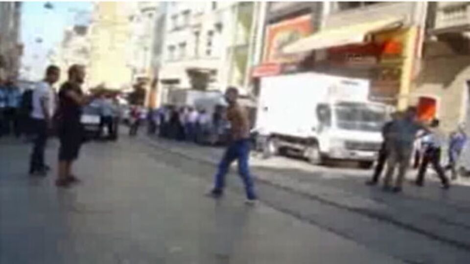 Taksim'de bıçaklı saldırgan dehşeti!