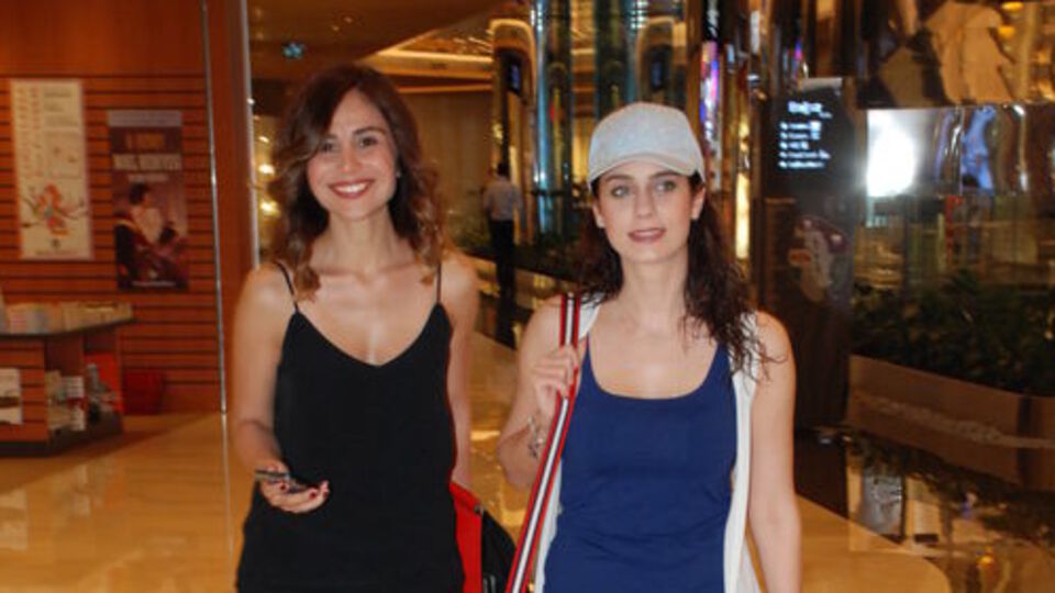 Sıkı dostların ayakkabı alışverişi