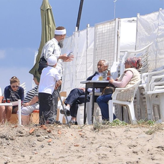 Halk plajına tebliğ için geldiler