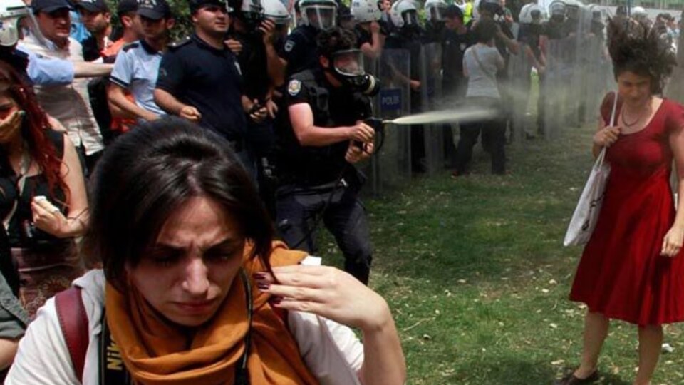 'Kırmızı kadın'dan Başbakan'a suç duyurusu