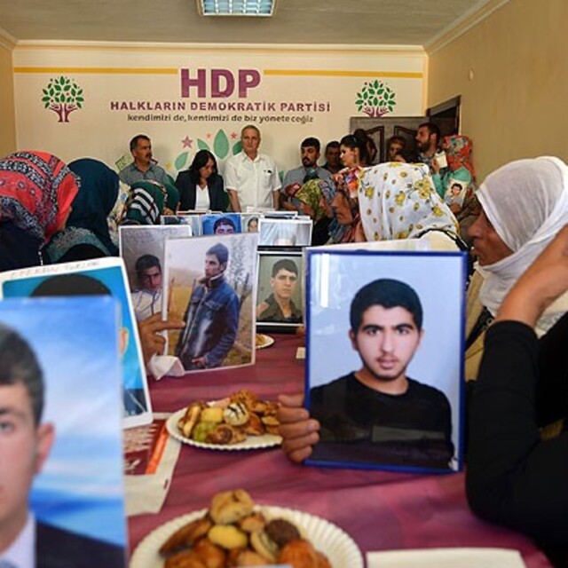 Diyarbakır'da eylem yapan ailelerin HDP ziyaretinde gerginlik