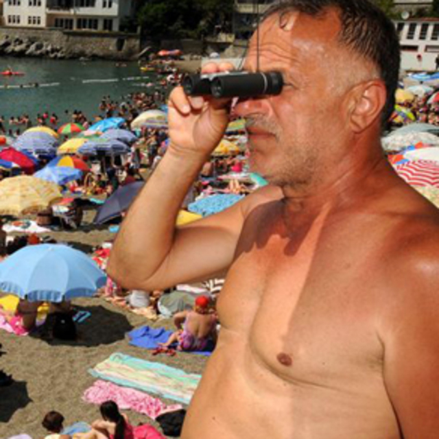 Kadınlar plajında şok!