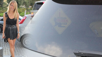 Burcu'nun arabasında bebek var