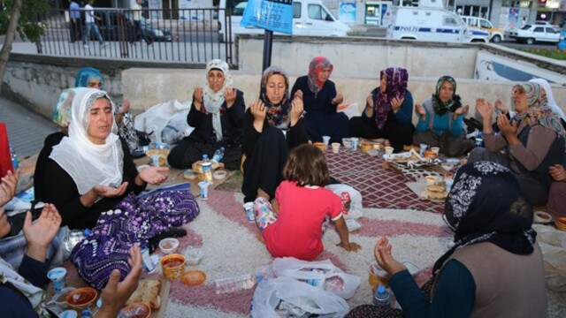 Diyarbakırlı aileler ilk iftarını eylem çadırında açtı
