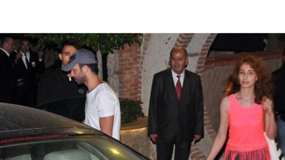 Yeni sevgilisiyle yakalandı