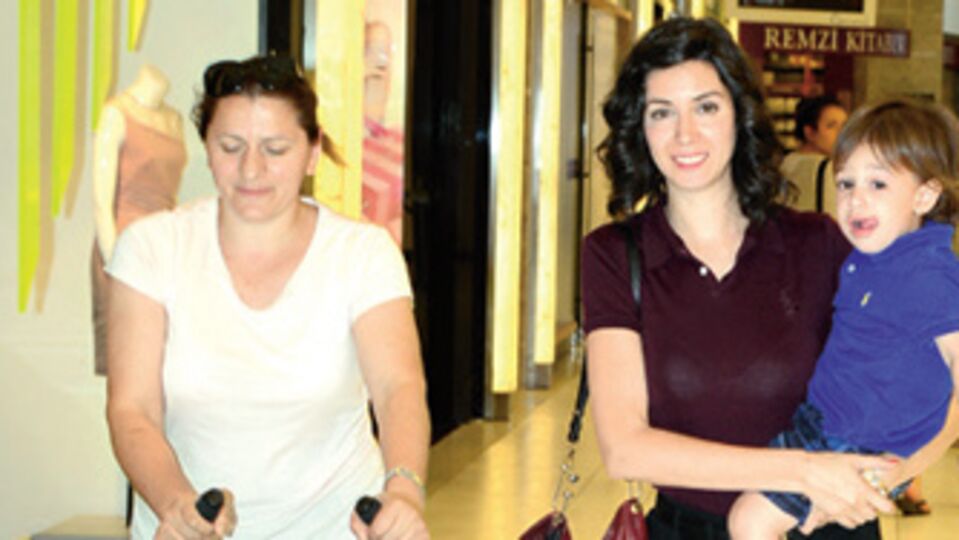 Oğluyla birlikte alışveriş yaptı