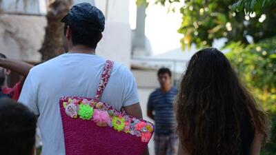 Mert Kılıç eşinin çantasını taşıdı