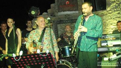 Fuat çaldı, Hüsnü şenlendirdi