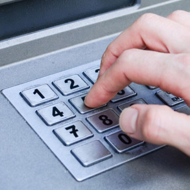 ATM'de bulduğu 100 lira başına bela oldu