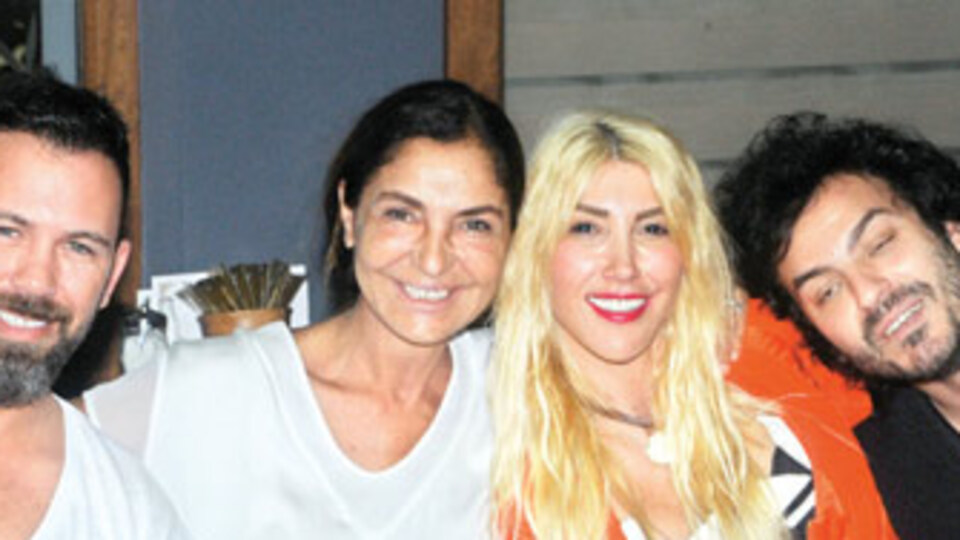 Sevgilisini dostlarıyla tanıştırdı