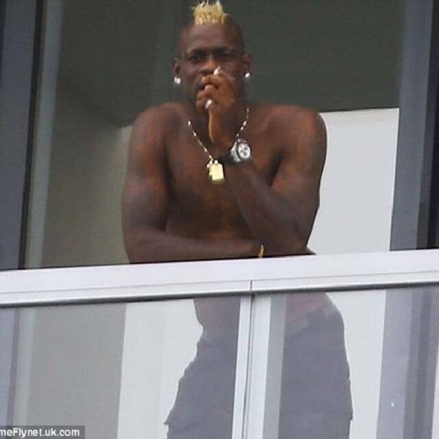Balotelli yine yaptı yapacağını!