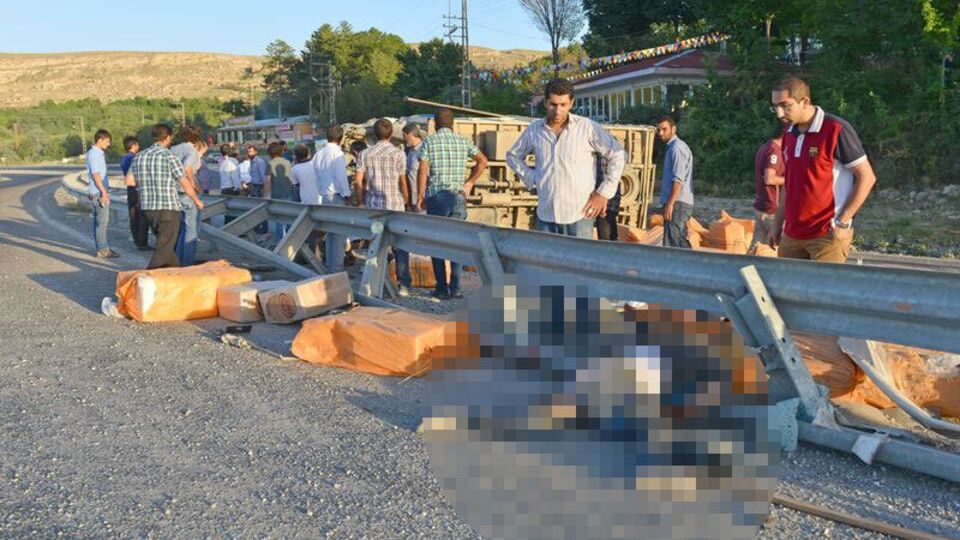 Polis kontrol noktasından kaçan araç bariyere girdi