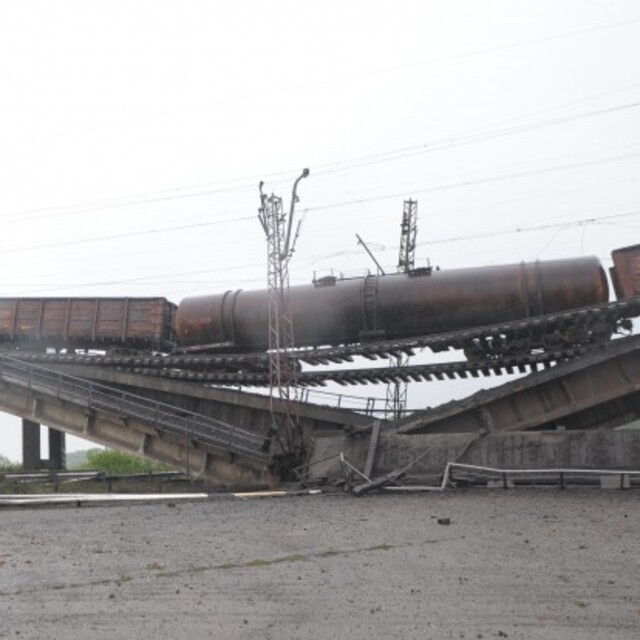 Ukrayna'da ayrılıkçılar demiryolu köprüsünü patlattı